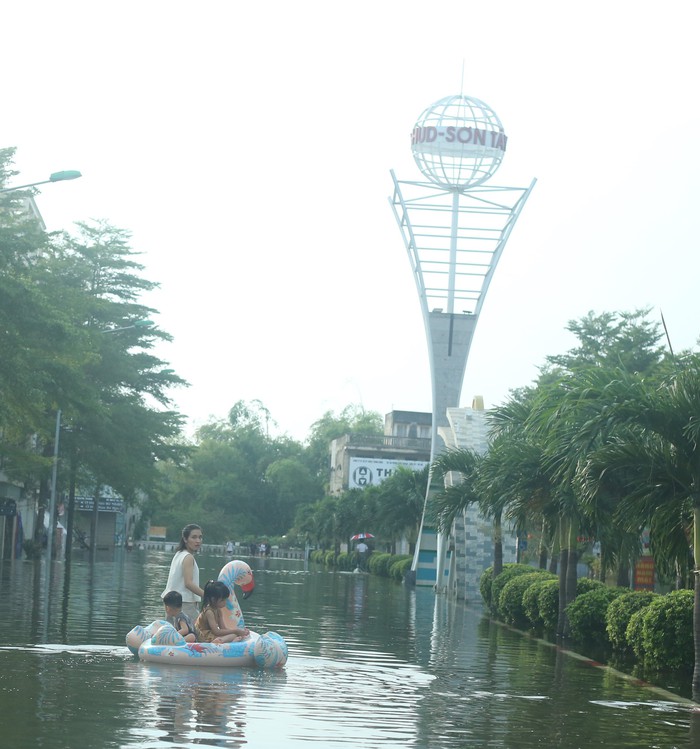 "Phố nhà giàu" thị xã Sơn Tây dần quen ngập, người dân bắt đầu nghịch nước- Ảnh 16.