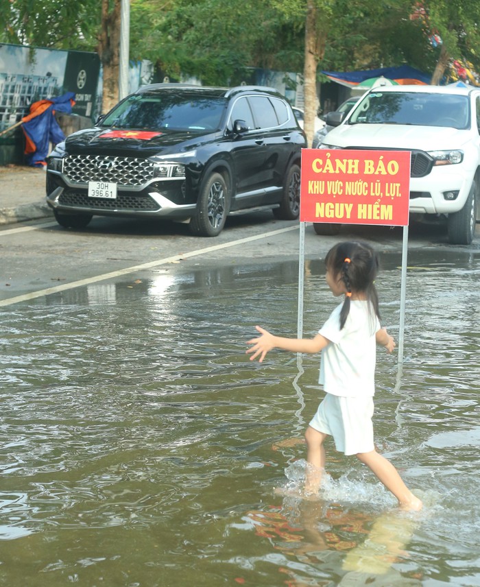 "Phố nhà giàu" thị xã Sơn Tây dần quen ngập, người dân bắt đầu nghịch nước- Ảnh 17.