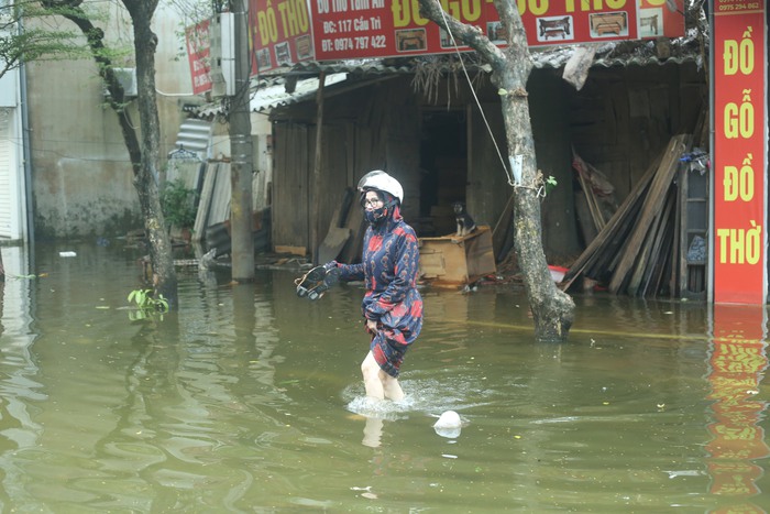 "Phố nhà giàu" thị xã Sơn Tây dần quen ngập, người dân bắt đầu nghịch nước- Ảnh 2.