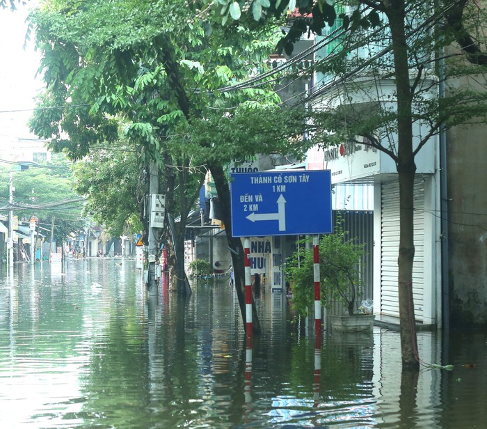 "Phố nhà giàu" thị xã Sơn Tây dần quen ngập, người dân bắt đầu nghịch nước- Ảnh 1.