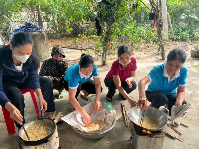 Phụ nữ Quảng Bình: Hàng ngàn hộp cá khô rim lạc, ruốc, mắm tép gửi các tỉnh bị bão lũ- Ảnh 6.