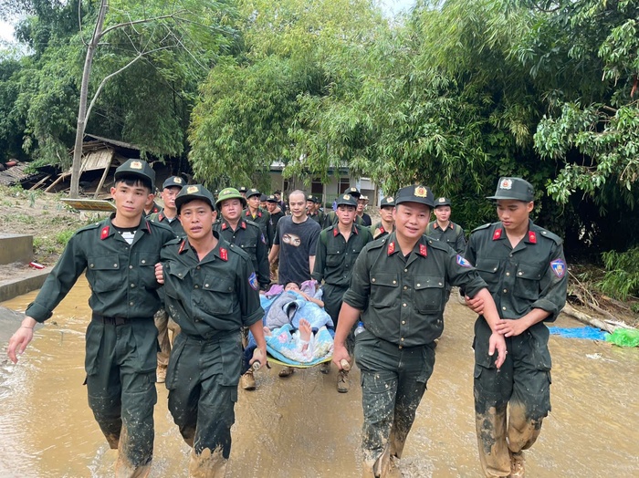 Cảnh sát cơ động băng rừng, vượt suối "cõng" lương thực tiếp tế cho các bản bị cô lập do mưa lũ- Ảnh 10.