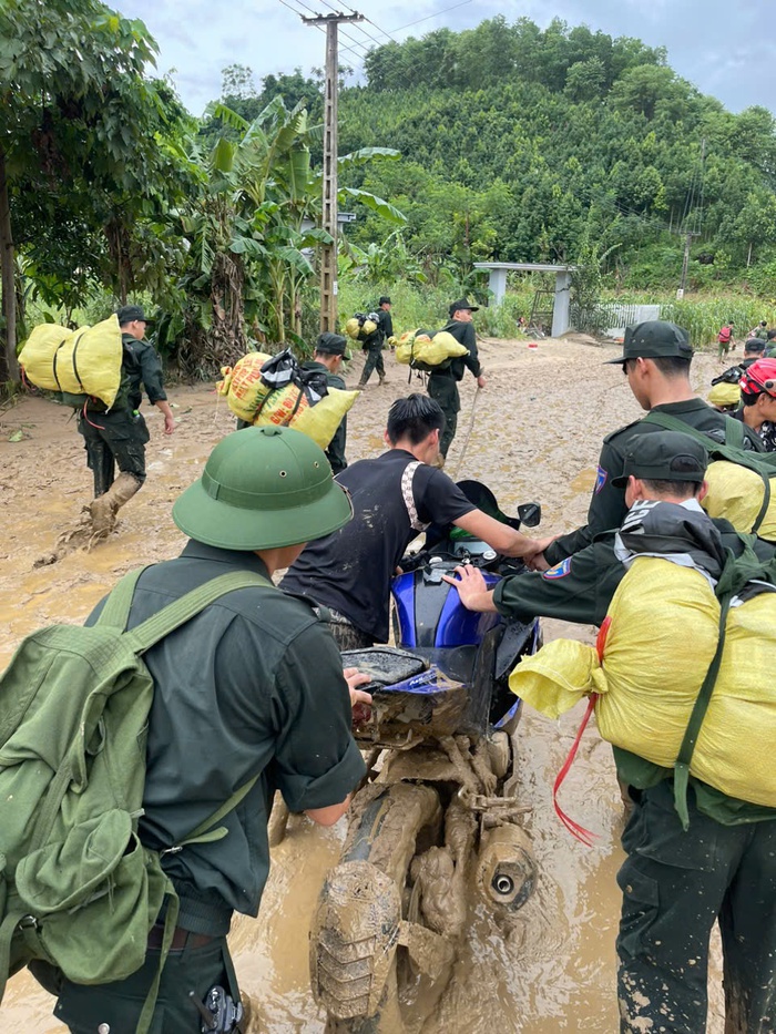 Cảnh sát cơ động băng rừng, vượt suối "cõng" lương thực tiếp tế cho các bản bị cô lập do mưa lũ- Ảnh 7.