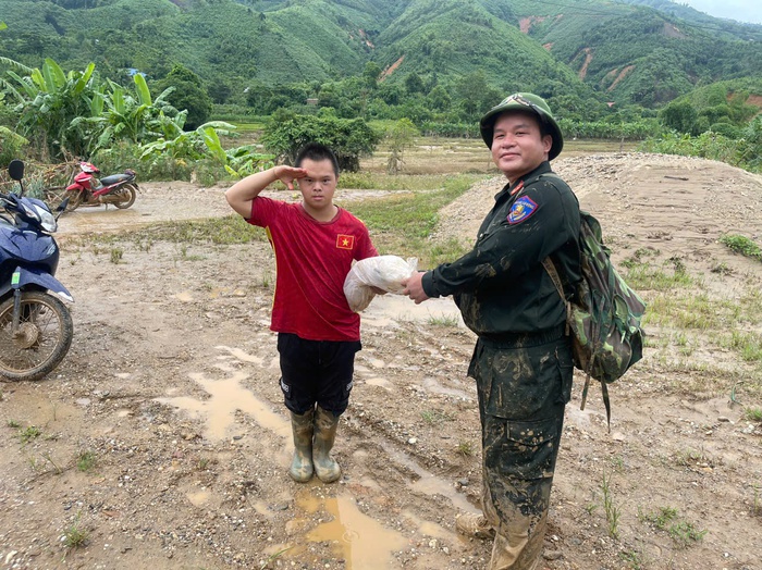 Cảnh sát cơ động băng rừng, vượt suối "cõng" lương thực tiếp tế cho các bản bị cô lập do mưa lũ- Ảnh 4.