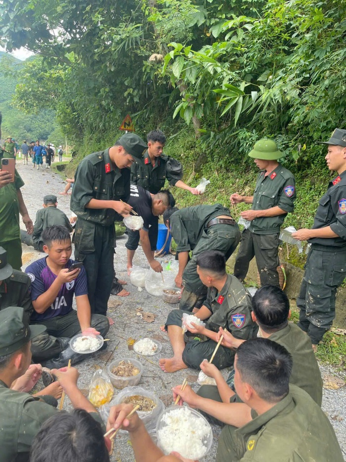 Cảnh sát cơ động băng rừng, vượt suối "cõng" lương thực tiếp tế cho các bản bị cô lập do mưa lũ- Ảnh 2.