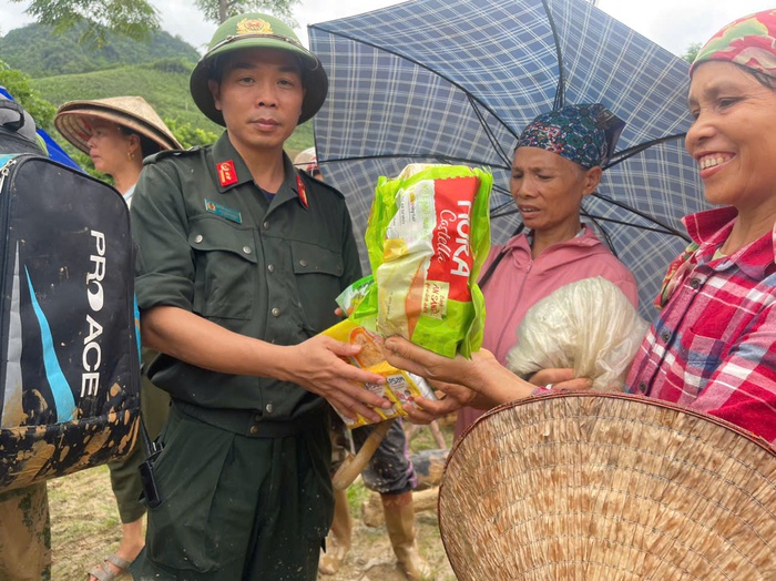 Cảnh sát cơ động băng rừng, vượt suối "cõng" lương thực tiếp tế cho các bản bị cô lập do mưa lũ- Ảnh 6.