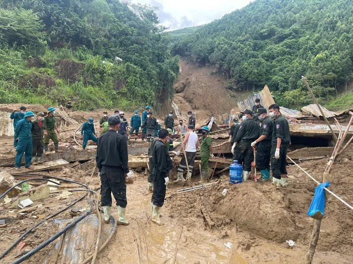 Cảnh sát cơ động băng rừng, vượt suối "cõng" lương thực tiếp tế cho các bản bị cô lập do mưa lũ- Ảnh 9.