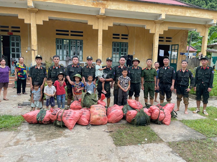 Cảnh sát cơ động băng rừng, vượt suối "cõng" lương thực tiếp tế cho các bản bị cô lập do mưa lũ- Ảnh 11.