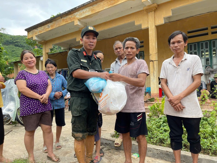 Cảnh sát cơ động băng rừng, vượt suối "cõng" lương thực tiếp tế cho các bản bị cô lập do mưa lũ- Ảnh 5.