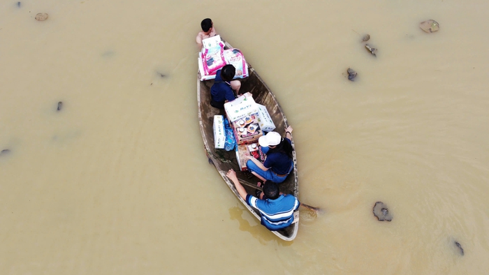 Phú Thọ: Tặng 300 suất quà tới phụ nữ bị ảnh hưởng bão, lũ tại huyện Hạ Hoà- Ảnh 1.