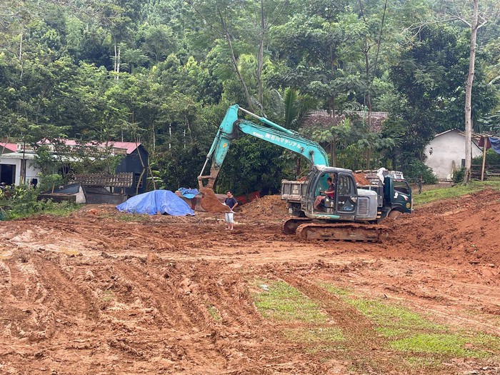 Người dân sẵn sàng hiến đất tái thiết Làng Nủ: "Nhà mình không sao, giúp được gì thì giúp"- Ảnh 3.