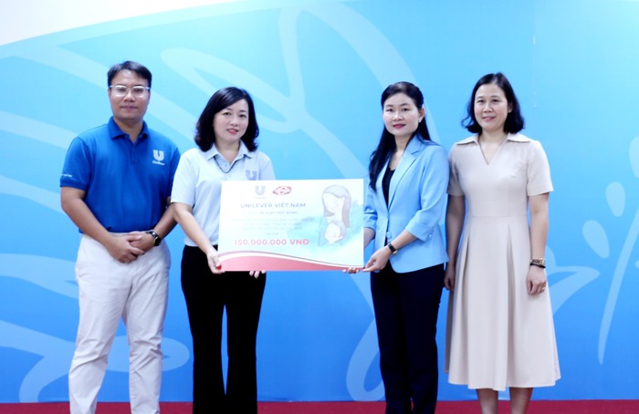 Unilever thông qua Hội LHPN Việt Nam hỗ trợ người dân khắc phục cơn bão số 3 hơn 2,3 tỷ đồng- Ảnh 1.