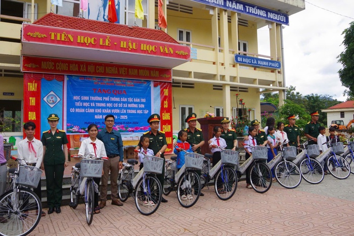 Quảng Trị: Học sinh có hoàn cảnh khó khăn nhận quà trước thềm năm học mới- Ảnh 1.