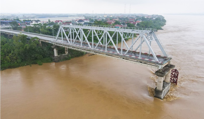 “Tôi sẽ đưa đón miễn phí học sinh đến khi có cầu phao được bắc xong”- Ảnh 1.