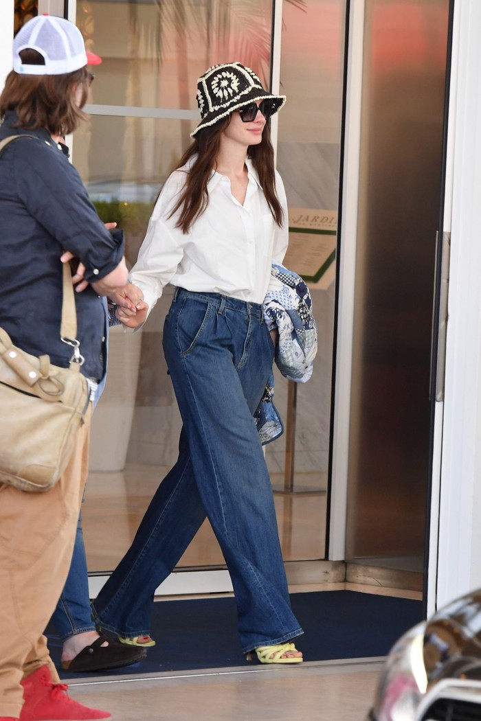 10 cách mặc quần jeans đẹp từ thu sang đông của Anne Hathaway- Ảnh 1.