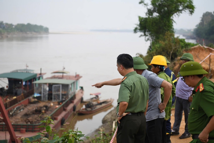 Phần còn lại của cầu Phong Châu có dấu hiệu sụt lún, nghiêng- Ảnh 1.