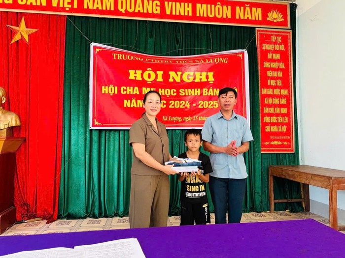 Học sinh vùng cao Tương Dương vượt núi, băng rừng đến ngày khai giảng- Ảnh 8.