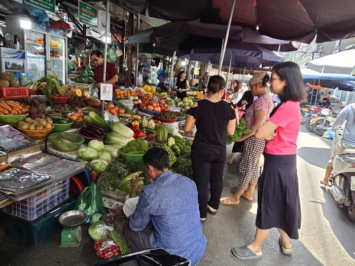 Chợ dân sinh, siêu thị tấp nập khách hàng mua sắm trước siêu bão- Ảnh 2.