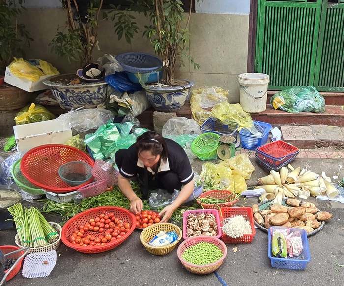 Chợ dân sinh, siêu thị tấp nập khách hàng mua sắm trước siêu bão- Ảnh 5.