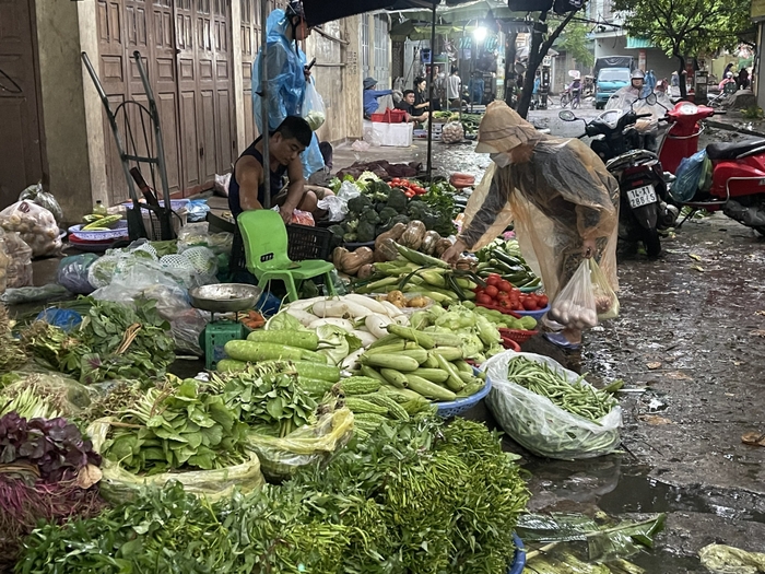 Cơ bản đảm bảo nguồn cung hàng hóa cho các tỉnh, thành phố "điểm nóng" của bão số 3- Ảnh 2.