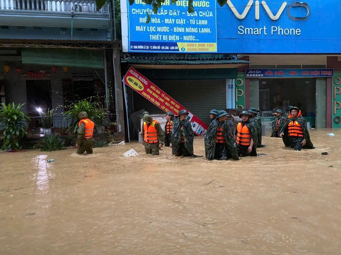 Lạng Sơn: Nước sông Kỳ Cùng vượt mức báo động 2, khẩn trương sơ tán người dân đến nơi an toàn- Ảnh 1.