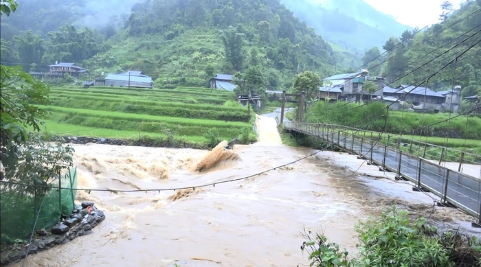 Yên Bái: Nhiều nhà dân bị ngập tới nóc, hàng loạt khu vực sạt lở nghiêm trọng - Ảnh 1.