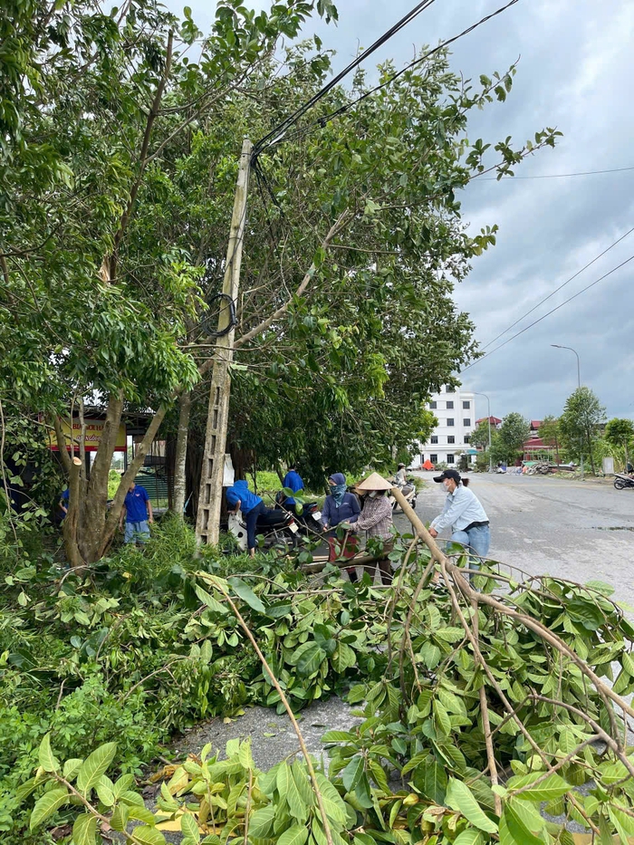 Bắc Ninh: Cán bộ, hội viên, phụ nữ ra quân tham gia khắc phục thiệt hại sau bão- Ảnh 1.