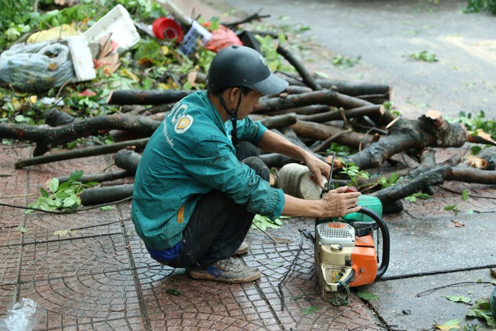 Hà Nội: Người dân trợ giúp lực lượng chức năng khắc phục hậu quả của bão số 3- Ảnh 15.