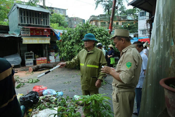 Hà Nội: Người dân trợ giúp lực lượng chức năng khắc phục hậu quả của bão số 3- Ảnh 16.