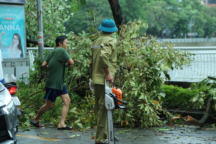 Hà Nội: Người dân trợ giúp lực lượng chức năng khắc phục hậu quả của bão số 3- Ảnh 11.