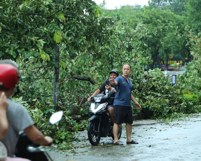 Hà Nội: Người dân trợ giúp lực lượng chức năng khắc phục hậu quả của bão số 3- Ảnh 13.