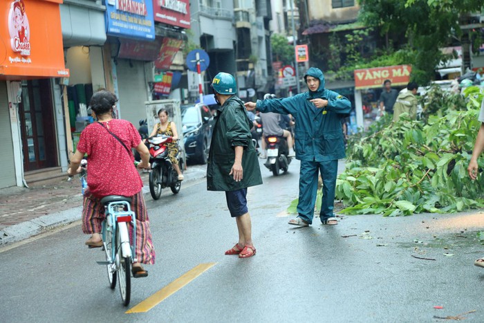 Hà Nội: Người dân trợ giúp lực lượng chức năng khắc phục hậu quả của bão số 3- Ảnh 3.