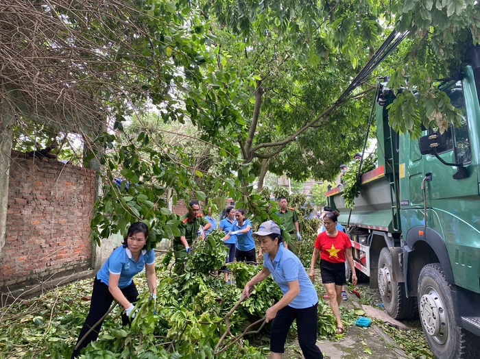 Hải Dương: Các cấp Hội thành phố tham gia tổng vệ sinh môi trường sau bão - Ảnh 1.