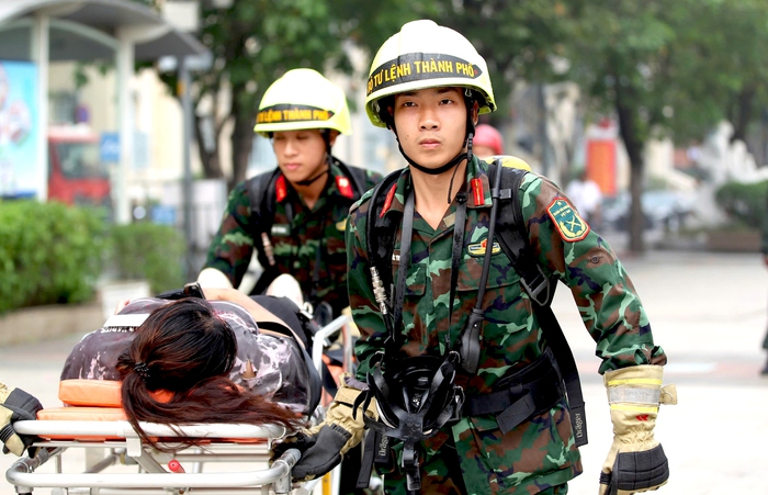 TPHCM: Diễn tập ứng phó sự cố cháy nổ quy mô lớn tại phố đi bộ Nguyễn Huệ- Ảnh 4.