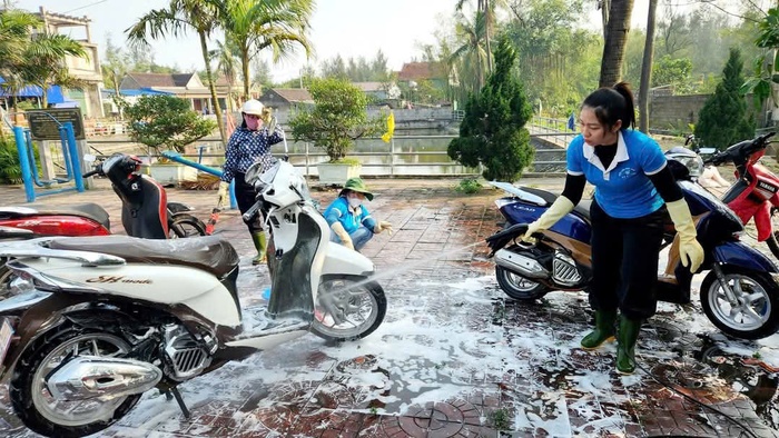 Hà Tĩnh: Cán bộ hội rửa xe gây quỹ tặng quà Tết cho hội viên khó khăn- Ảnh 1.