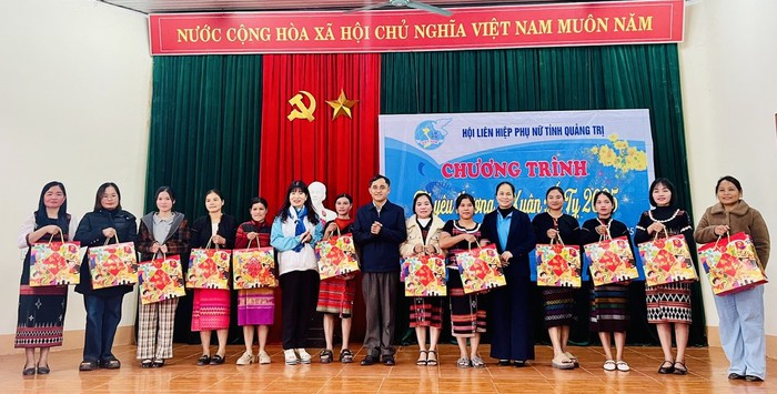 Hội LHPN tỉnh Quảng Trị trao hàng trăm suất quà Tết cho hội viên, phụ nữ, trẻ em nghèo- Ảnh 1.