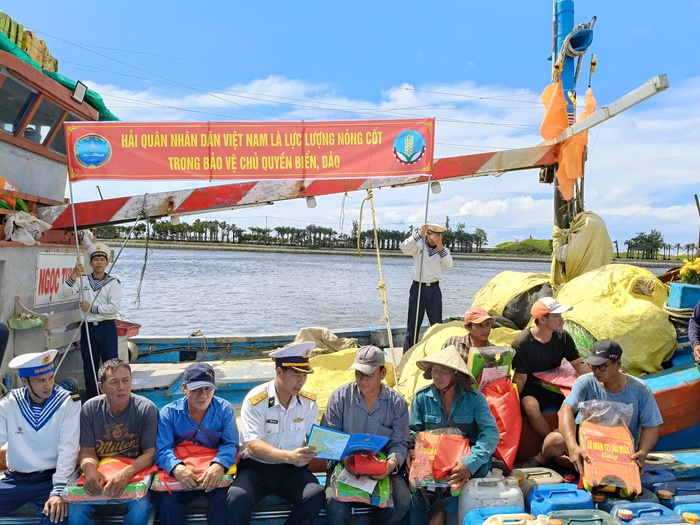 Lực lượng Hải quân ngăn chặn gần 300 tàu cá có ý định vượt ranh giới trên biển- Ảnh 2.