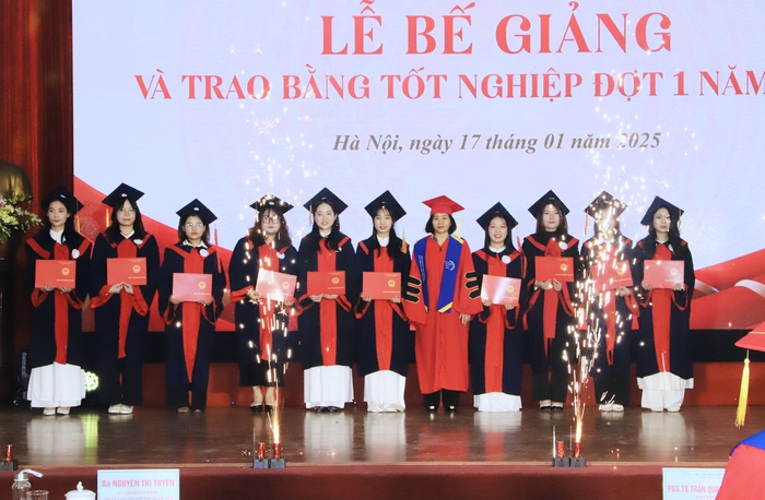 Học viện Phụ nữ Việt Nam trao bằng tốt nghiệp cho hơn 200 tân cử nhân, tân thạc sĩ- Ảnh 6.