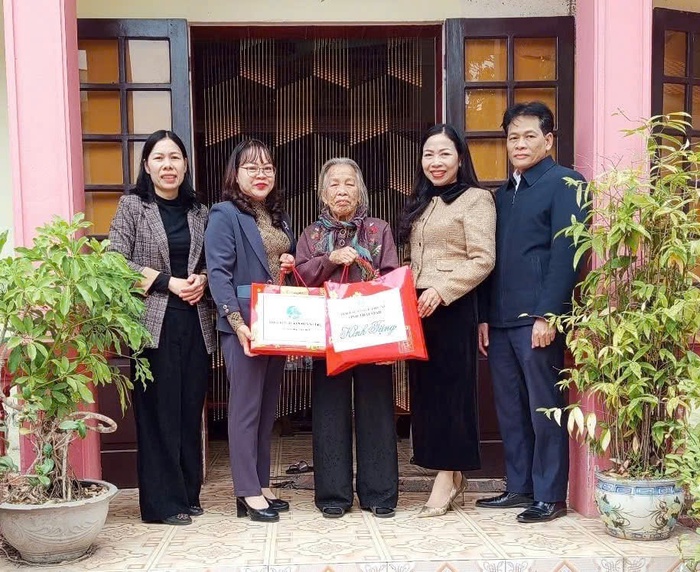 Hội LHPN tỉnh Thái Bình tặng quà đảng viên lão thành nguyên là lãnh đạo, cán bộ Hội - Ảnh 1.