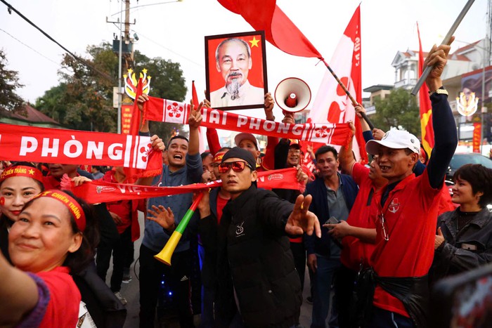 ASEAN Cup 2024: Không khí sôi động trước trận chung kết quyết đấu giữa ĐT Việt Nam và Thái Lan- Ảnh 3.