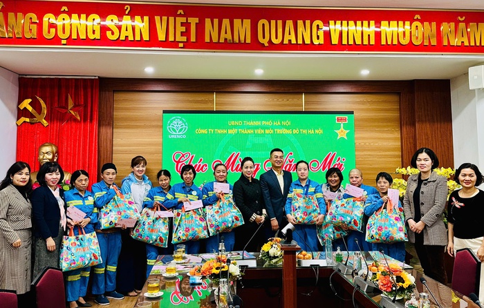 Hội LHPN Hà Nội tặng quà Tết, động viên nữ công nhân môi trường- Ảnh 2.