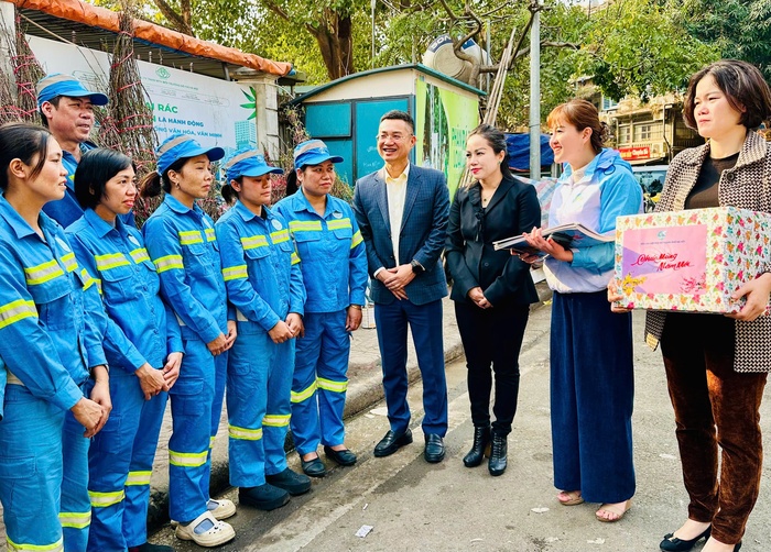 Hội LHPN Hà Nội tặng quà Tết, động viên nữ công nhân môi trường- Ảnh 3.