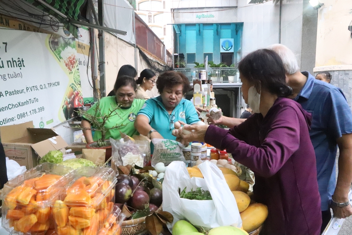 TPHCM: Nông sản, đặc sản nhiều tỉnh thành hội tụ về chợ Tết- Ảnh 2.