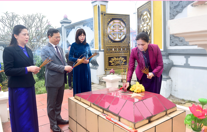 Lãnh đạo tỉnh Tuyên Quang dâng hương tưởng nhớ Chủ tịch Hồ Chí Minh và các Anh hùng liệt sĩ- Ảnh 3.