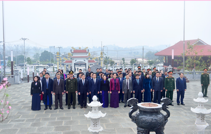 Lãnh đạo tỉnh Tuyên Quang dâng hương tưởng nhớ Chủ tịch Hồ Chí Minh và các Anh hùng liệt sĩ- Ảnh 2.