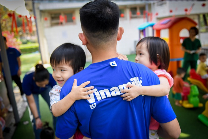 Vinamilk tặng hàng nghìn phần quà cho trẻ em, công nhân trước thềm năm mới Ất Tỵ- Ảnh 3. Vinamilk tặng hàng nghìn phần quà cho trẻ em, công nhân trước thềm năm mới Ất Tỵ- Ảnh 3.