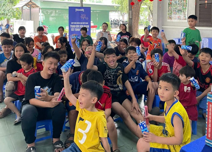 Vinamilk tặng hàng nghìn phần quà cho trẻ em, công nhân trước thềm năm mới Ất Tỵ- Ảnh 4. Vinamilk tặng hàng nghìn phần quà cho trẻ em, công nhân trước thềm năm mới Ất Tỵ- Ảnh 4.