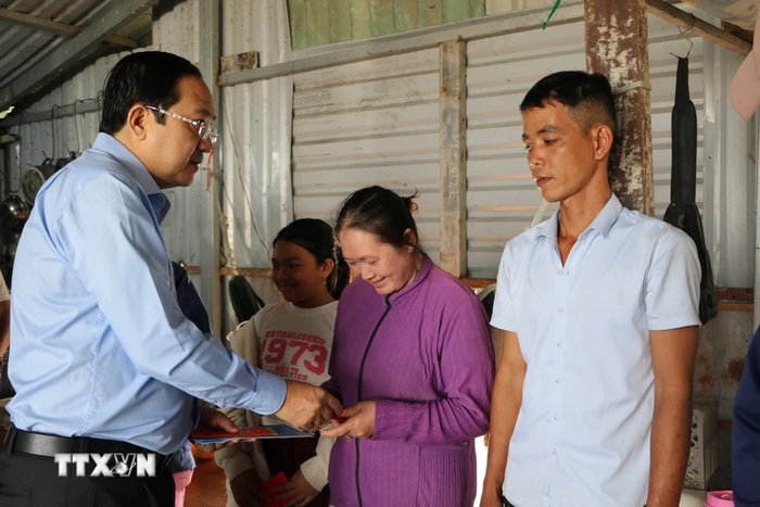 Lãnh đạo các địa phương thăm, chúc Tết người lao động làm nhiệm vụ đêm Giao thừa- Ảnh 1.