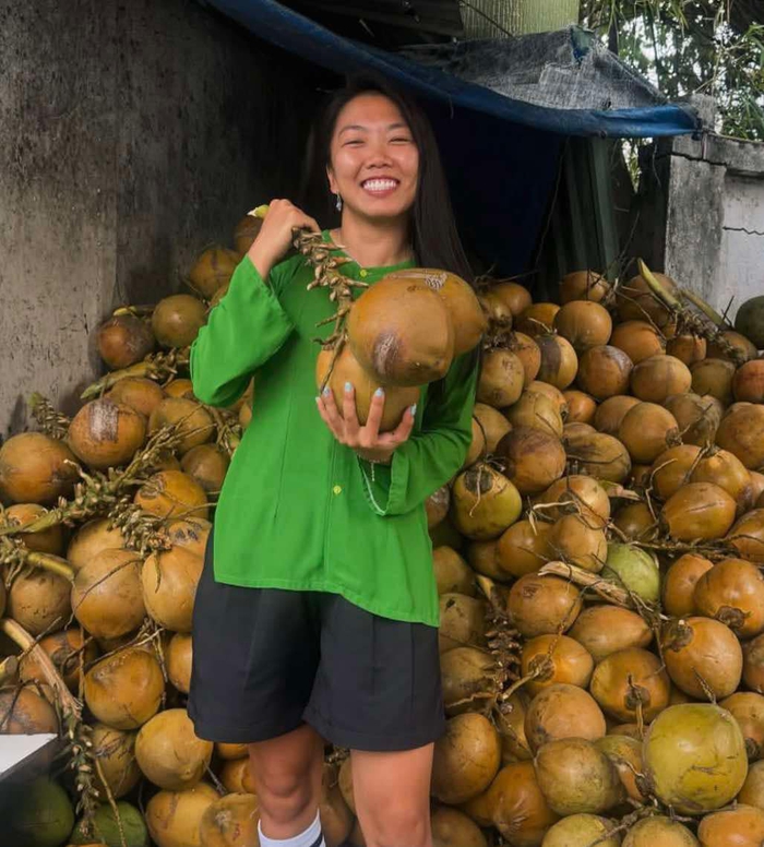 Xuân Son diện áo dài đỏ, Huỳnh Như chèo ghe chở dừa gửi lời chúc Tết- Ảnh 5.