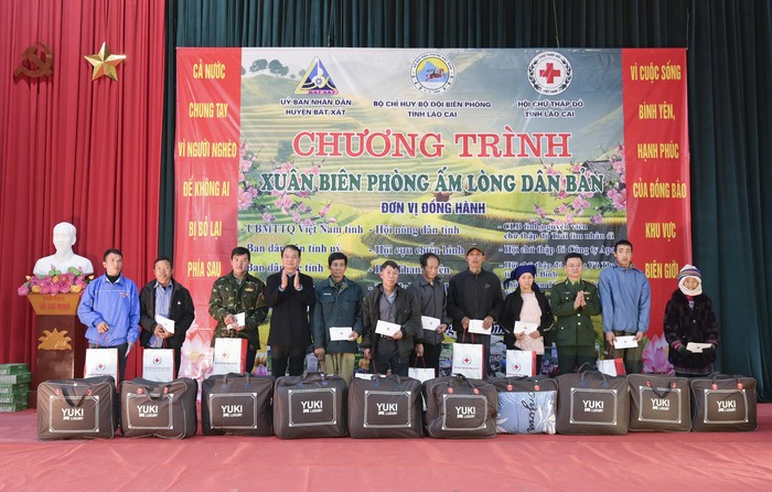 Lào Cai: Trao hơn 1.000 suất quà trong chương trình “Xuân Biên phòng ấm lòng dân bản”- Ảnh 2.